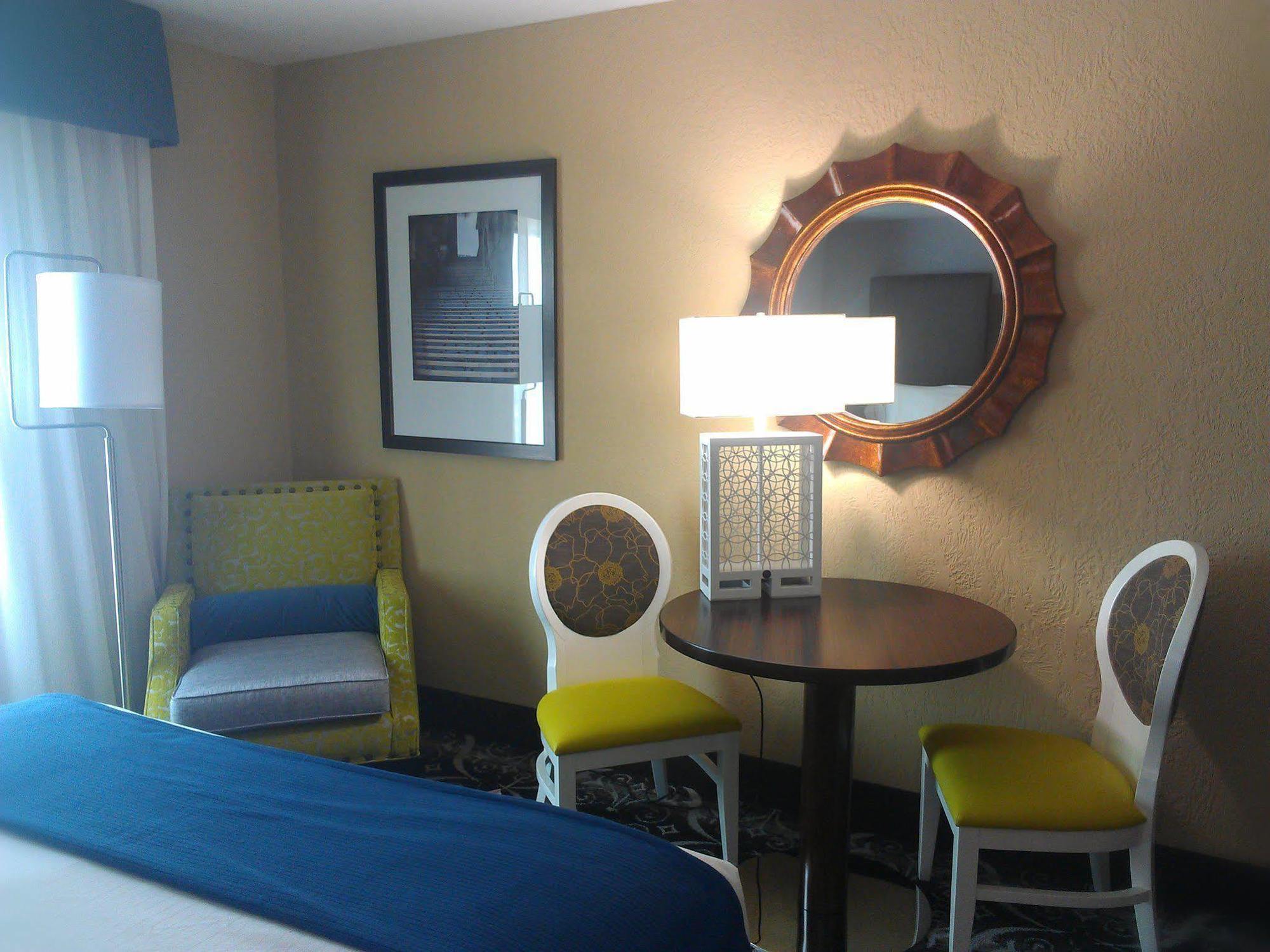 Holiday Inn Express Hotel & Suites North Kansas City By Ihg Eksteriør billede