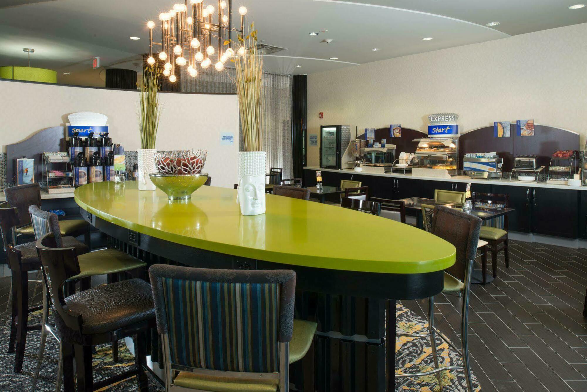 Holiday Inn Express Hotel & Suites North Kansas City By Ihg Eksteriør billede